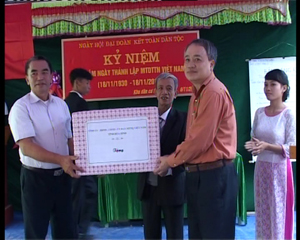 Đồng chí Đinh Quốc Liêm,  TVTU, Trưởng Ban Nội chính Tỉnh ủy, tặng quà chúc mừng ngày hội.

